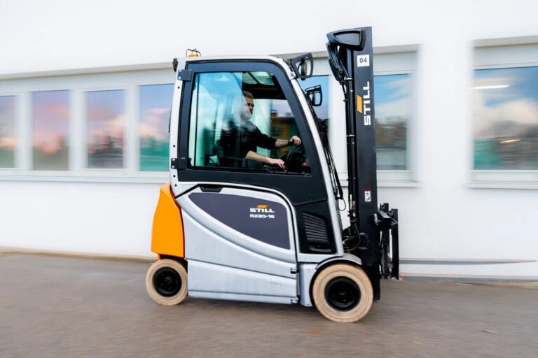 Gabelstapler transportiert Material auf dem Betriebsgelände von priomold.