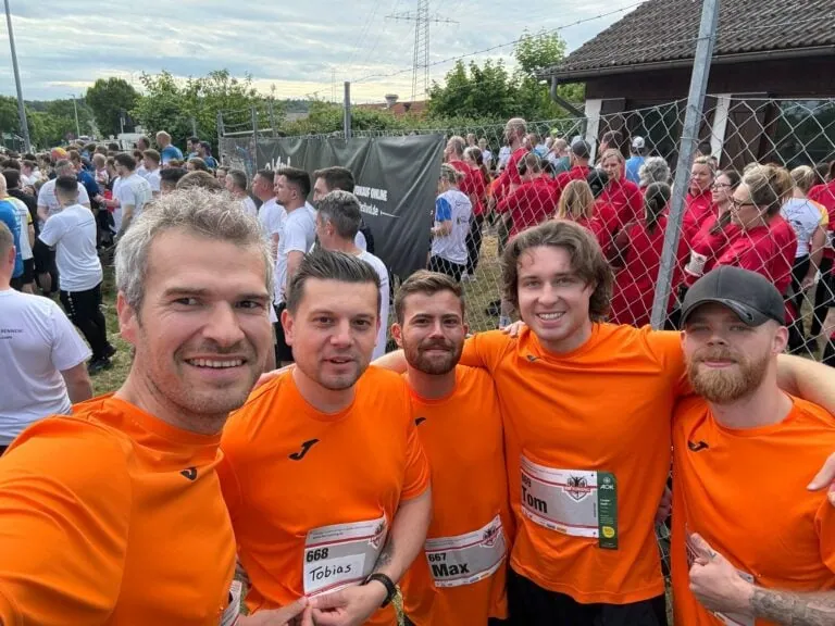 priomold-Team beim AOK Firmenlauf Pforzheim 2026 als Teil von Teamevent, Gesundheitsförderung und regionalem Engagement.