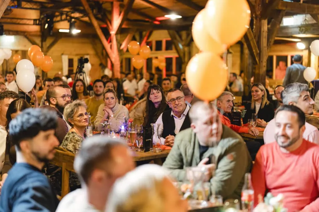 Mitarbeitende und Gäste bei einer priomold-Firmenfeier mit festlicher Atmosphäre, Ballons und gemeinsamem Beisammensein.