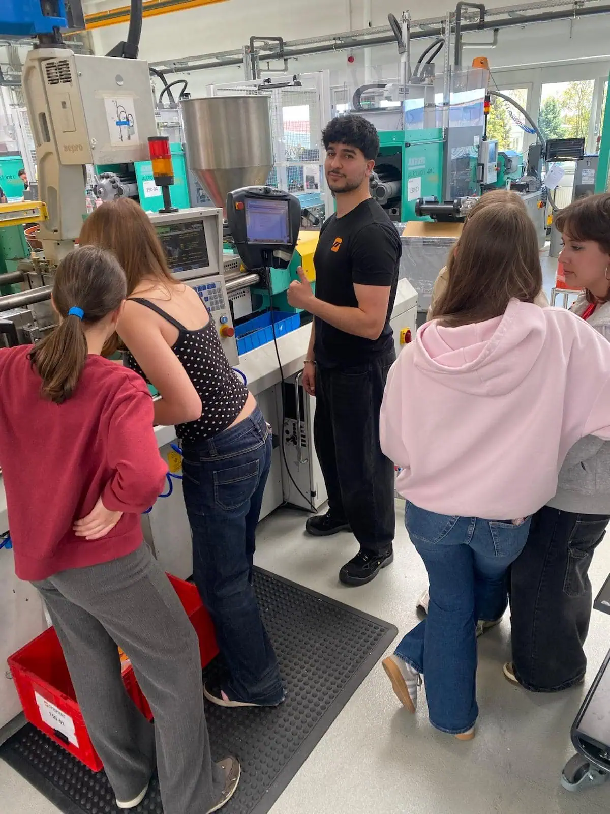 Schülerinnen und Schüler beim Girls’ und Boys’ Day in der Produktion von priomold – Einblick in Kunststoffspritzguss, Technik und Ausbildungsberufe zur Förderung junger Talente und frühzeitigen Berufsorientierung.
