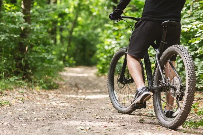 Mitarbeiter fährt mit dem Fahrrad auf einem Waldweg – das priomold JobRad-Angebot steht für nachhaltige Mobilität, umweltfreundliche Fortbewegung und einen attraktiven Mitarbeiterbenefit.