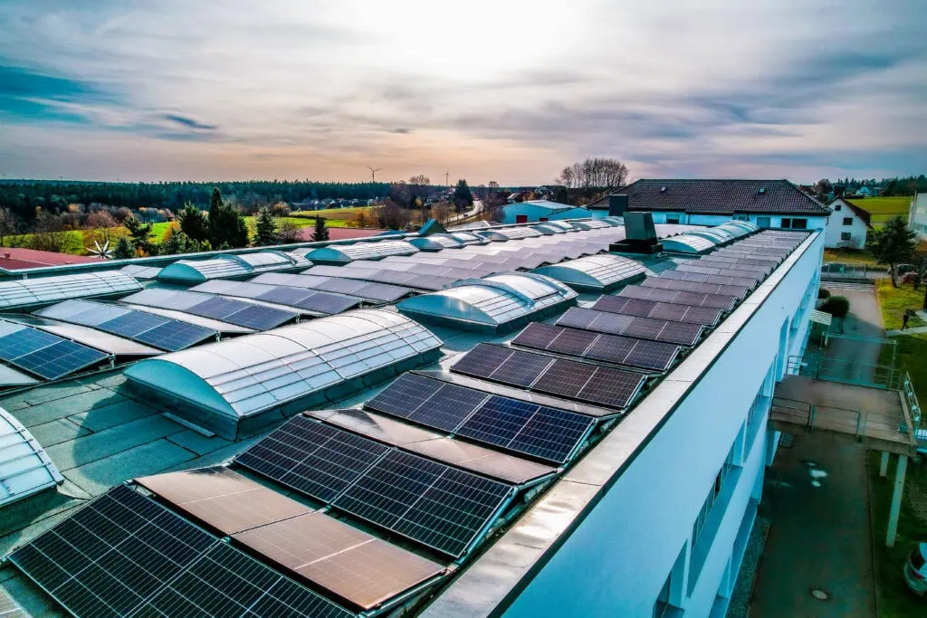 Photovoltaikanlage auf dem Dach von priomold zur nachhaltigen Stromerzeugung für den Unternehmensstandort in Schömberg.