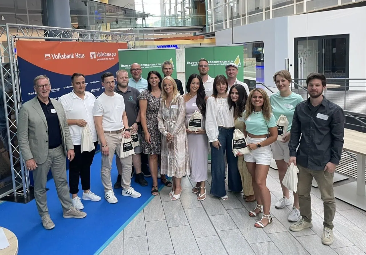 Gruppenfoto von priomold bei den Start-up Nights der WFG Nordschwarzwald als Zeichen für regionales Engagement, Vernetzung und Förderung von Innovation.