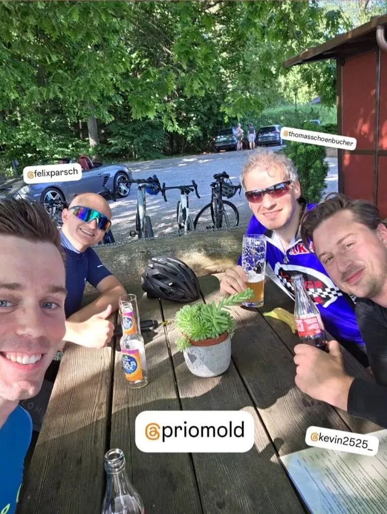 priomold-Mitarbeitende bei einer gemeinsamen Rennrad-Ausfahrt als Teamaktivität, Mitarbeiterbenefit und Teil der Unternehmenskultur.