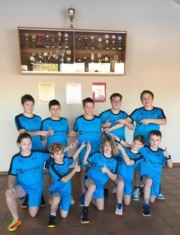 Jugendmannschaft des Faustballvereins TV Öschelbronn in priomold-Trikots als Zeichen für Sponsoring, Jugendsport und regionale Vereinsunterstützung.