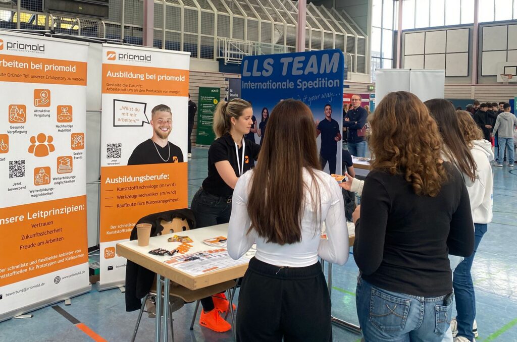priomold auf dem Berufetag der Ludwig-Erhard-Schule Pforzheim im Gespräch mit Schülerinnen und Schülern