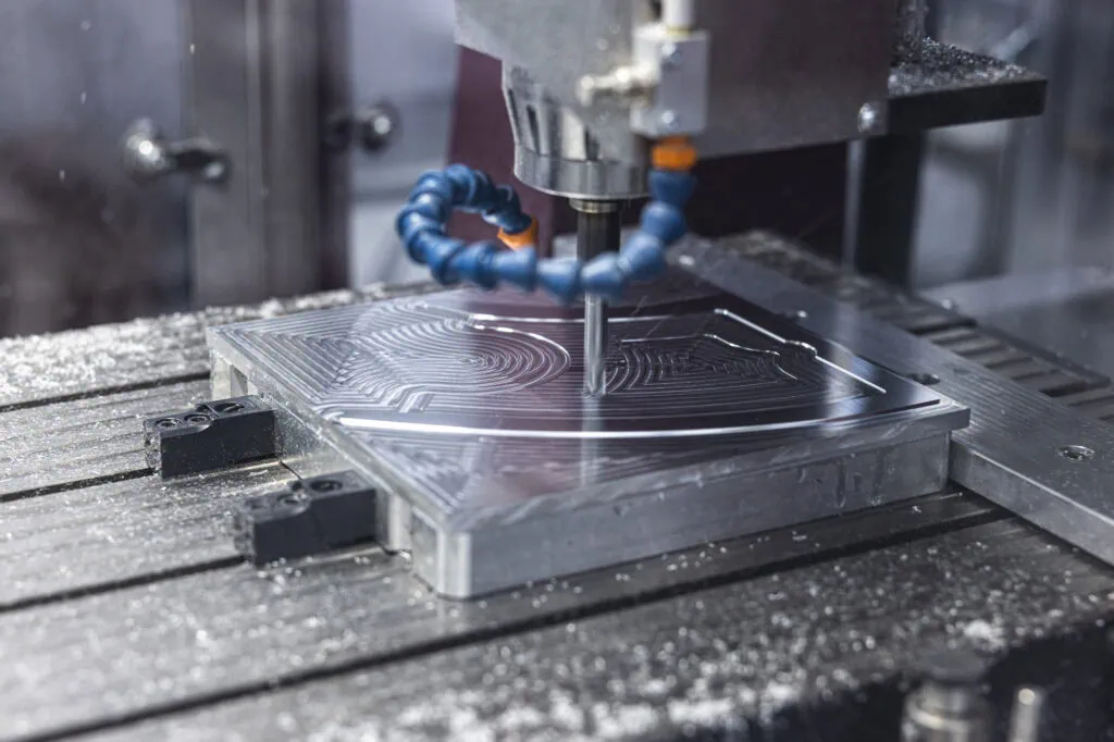 CNC-Fräse bearbeitet ein Aluminiumwerkzeug für den Prototypen-Spritzguss bei priomold.