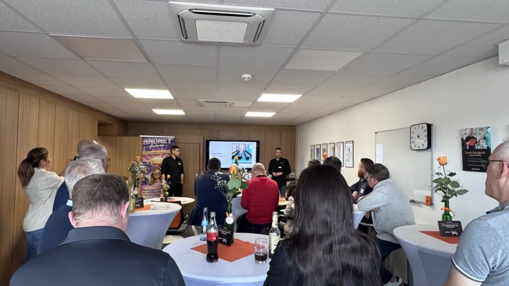 INNONET Meet bei priomold mit Präsentation und Gästen im Veranstaltungsraum.