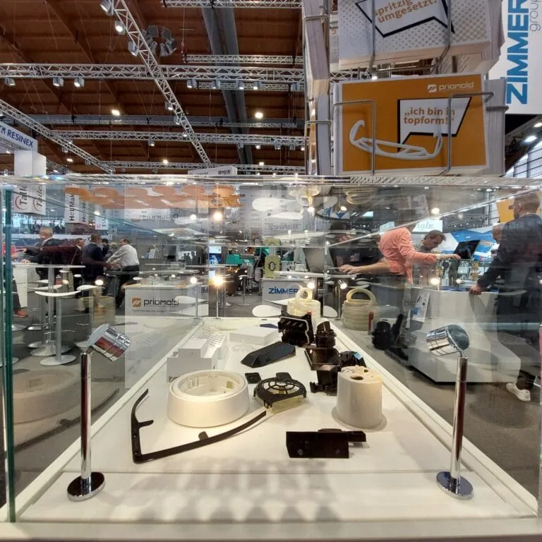 Kunststoff-Spritzgussteile von priomold in einer Vitrine