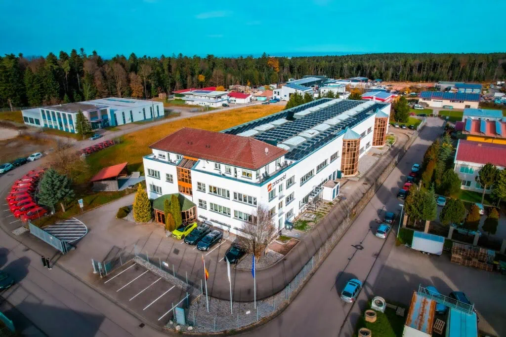 Luftaufnahme des priomold Bürogebäudes und Firmenstandorts in Schömberg mit Photovoltaikanlage auf dem Dach.