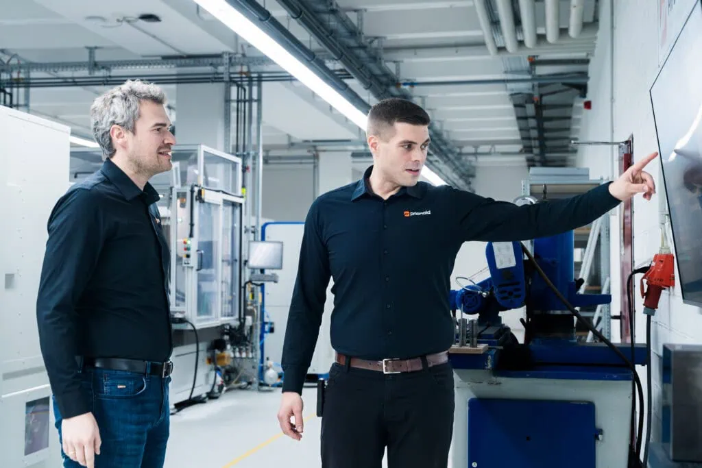 Die priomold-Geschäftsführer Thomas Schönbucher und Moritz Zumdick in der Produktion als Symbol für direkte Abstimmung, kurze Wege und Spritzguss-Kompetenz.