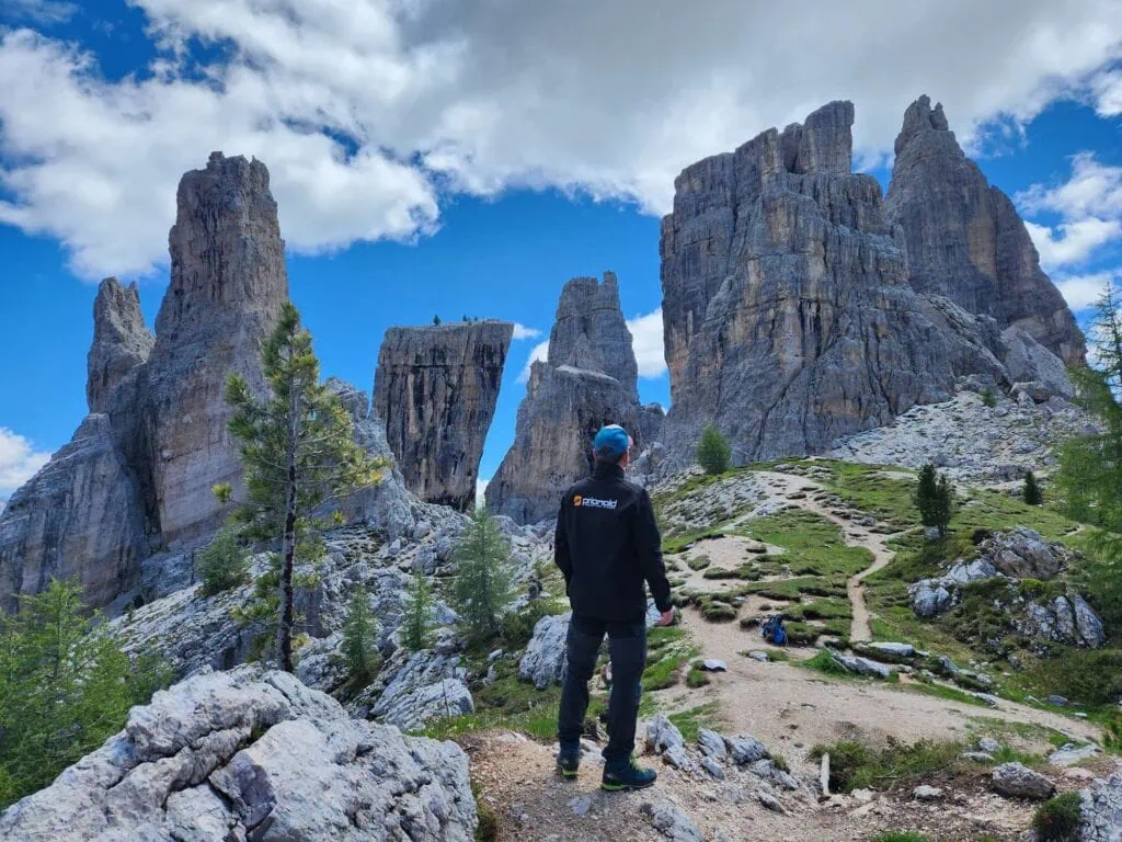 Person mit priomold Hoodie in den Dolomiten als Teil von priomold on Tour, Teamkultur und Verbundenheit.