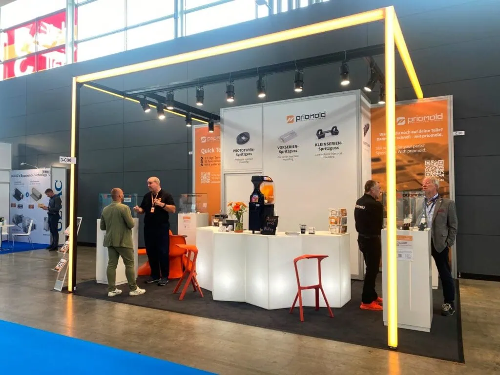 Messestand von priomold auf einer Fachmesse für Prototypen-Spritzguss, Vorserien-Spritzguss und Kleinserien-Spritzguss.