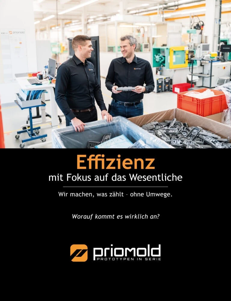 priomold Unternehmenswert Effizienz: Geschäftsführer in der Produktion mit Kunststoffteilen als Symbol für effiziente Prozesse im Prototypen-Spritzguss.