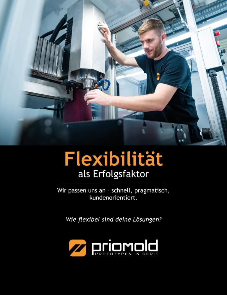 priomold Unternehmenswert Flexibilität: Mitarbeiter in der Spritzguss-Produktion steht für flexible Prototypenfertigung und schnelle Anpassung.