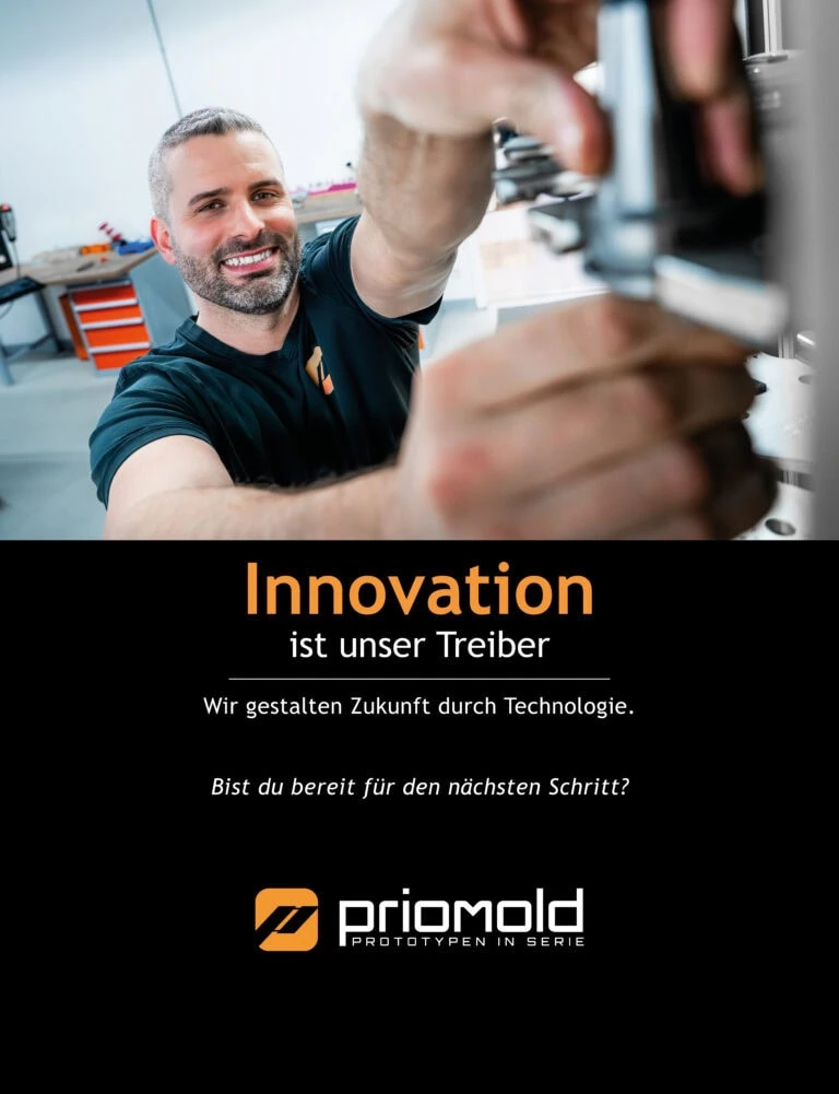priomold Unternehmenswert Innovation: Mitarbeiter arbeitet an technischer Anlage und steht für moderne Technologie im Kunststoffspritzguss.