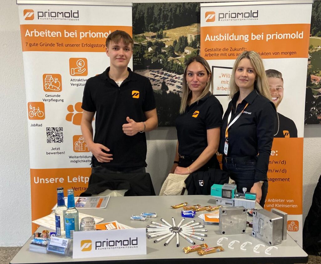 Ausbildungsstand von priomold mit Spritzgusswerkzeug, Kunststoffteilen und Informationen zu Ausbildungsberufen