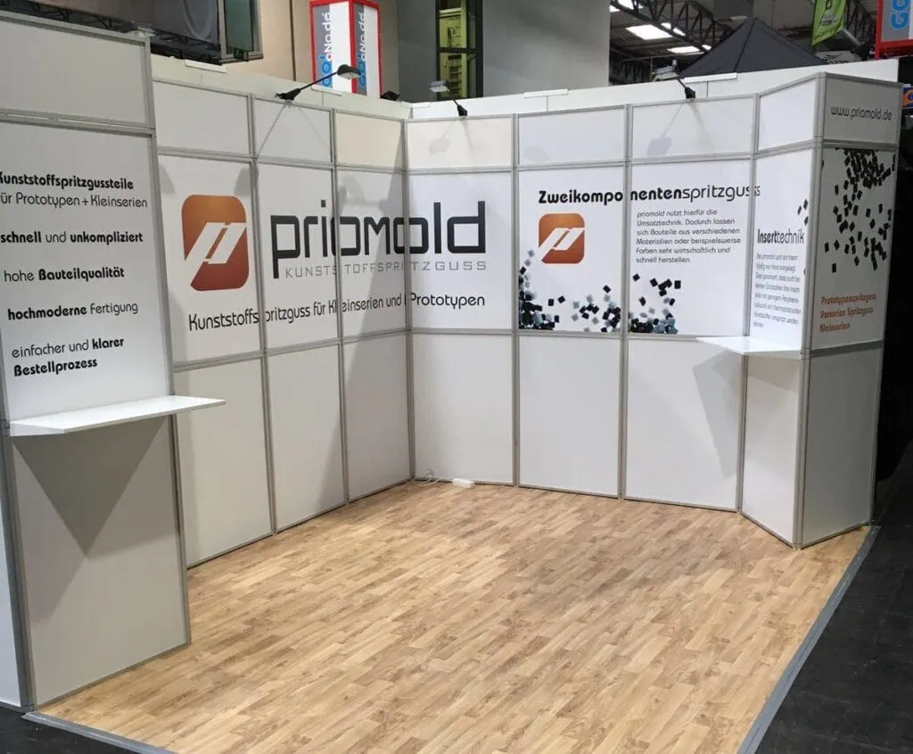 Erster priomold-Messestand mit Informationen zu Prototypen und Kleinserien im Kunststoffspritzguss