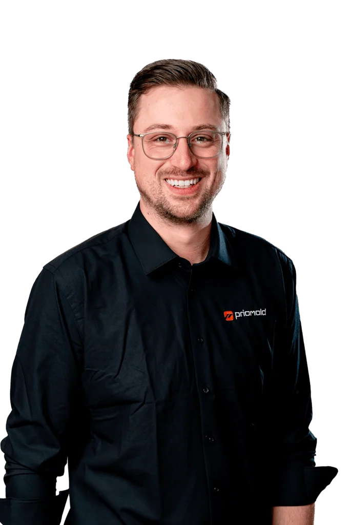 Freigestelltes Porträt von Kevin Konusch aus dem Projektmanagement bei priomold