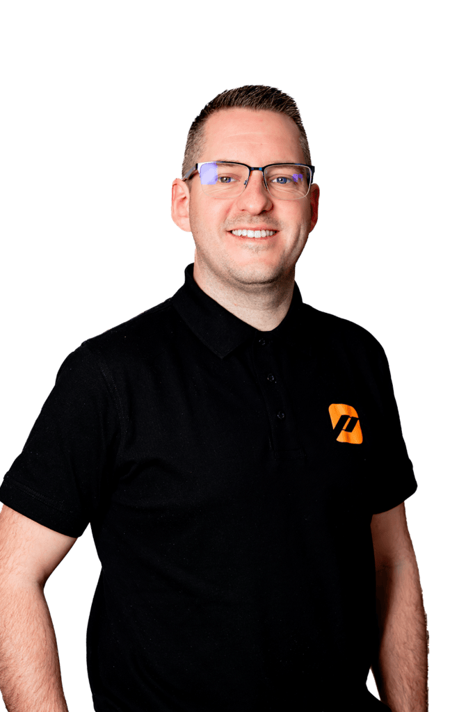 Freigestelltes Porträt von Nils Schmidt aus der Auftragsabwicklung bei priomold