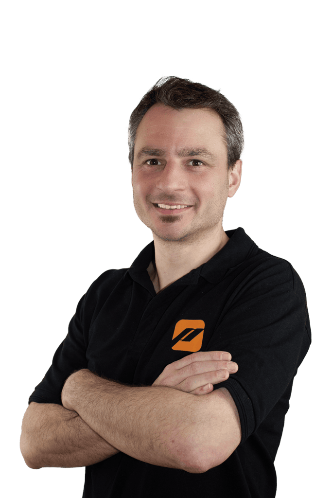 Freigestelltes Porträt von Sebastian Scherer aus dem Projektmanagement bei priomold