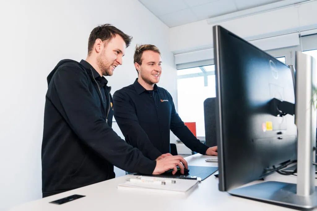 Zwei priomold-Mitarbeiter bei der technischen Projektabstimmung am Bildschirm