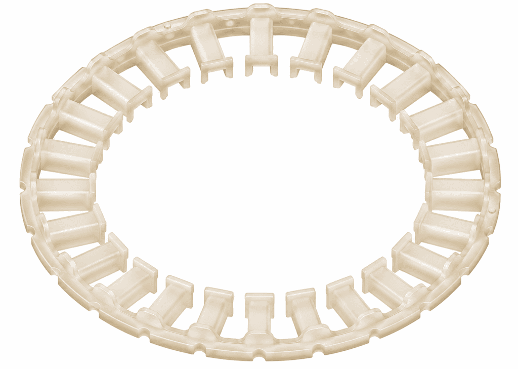 Transparenter, beige-milchiger Kunststoffring aus Spritzguss mit radial angeordneten Stegen auf weißem Hintergrund.