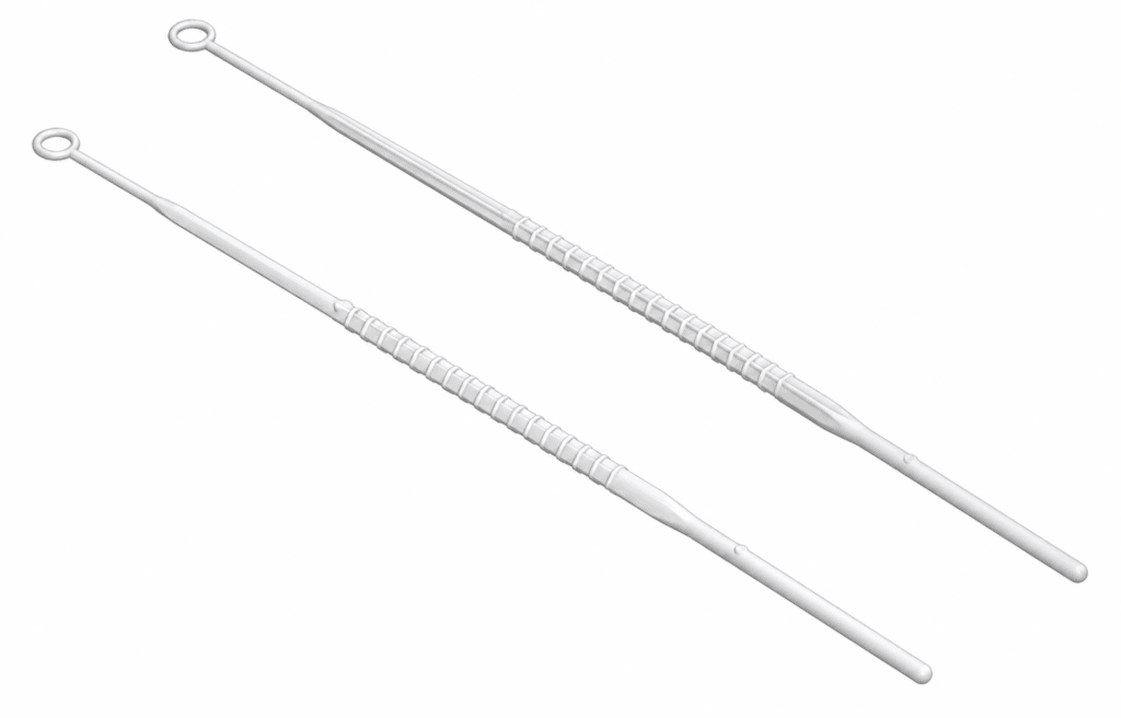 Zwei weiße Kunststoff-Applikatoren aus Spritzguss mit Ringgriff und geriffeltem Griffbereich auf weißem Hintergrund.