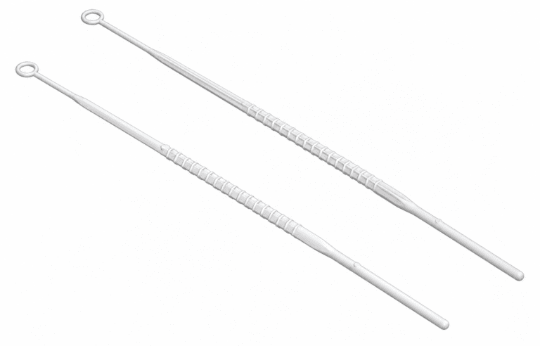 Zwei weiße Kunststoff-Applikatoren aus Spritzguss mit Ringgriff und geriffeltem Griffbereich auf weißem Hintergrund.