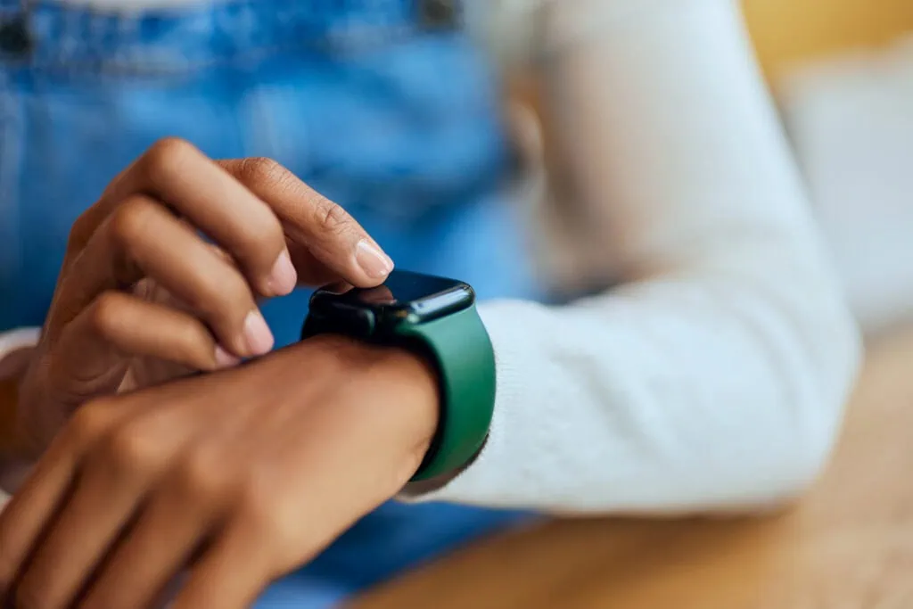Smartwatch am Handgelenk als Symbol für flexible Arbeitszeiten bei priomold