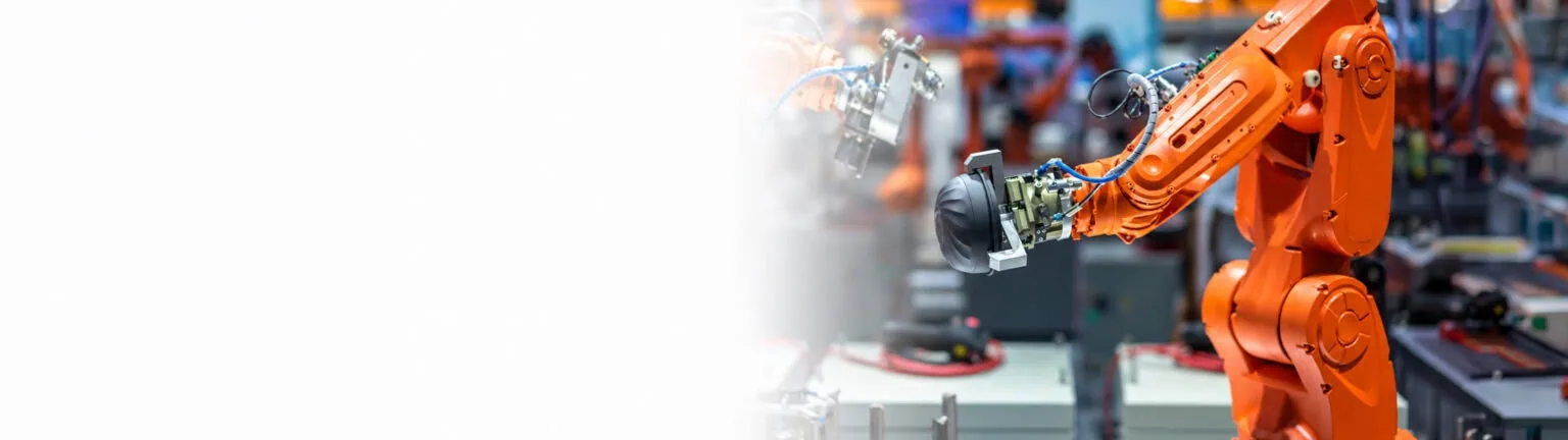 Industrieroboter in automatisierter Fertigung als Symbol für Automatisierung und Robotik