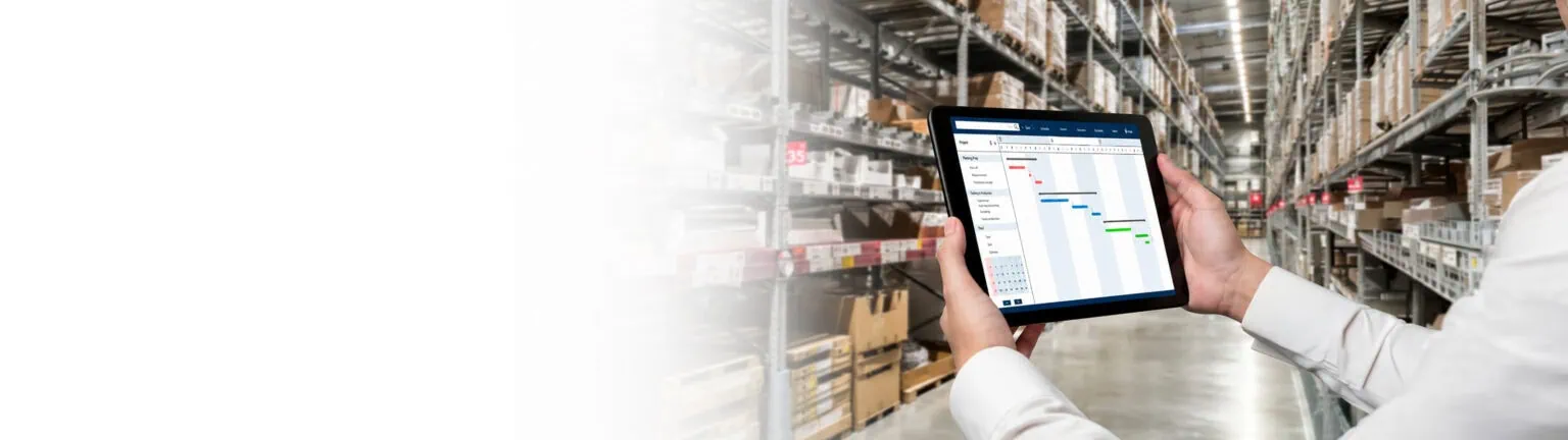 Tablet mit digitaler Produktionsplanung in einem modernen Lager und Produktionsumfeld