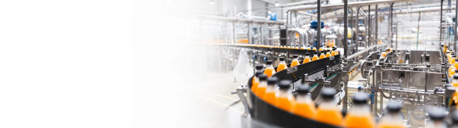 Automatisierte Abfüllanlage mit Flaschen in der industriellen Fertigungs- und Prozesstechnik