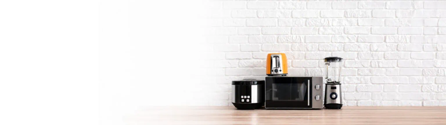 Moderne Haushaltsgeräte mit Toaster, Mikrowelle, Mixer und Küchengerät
