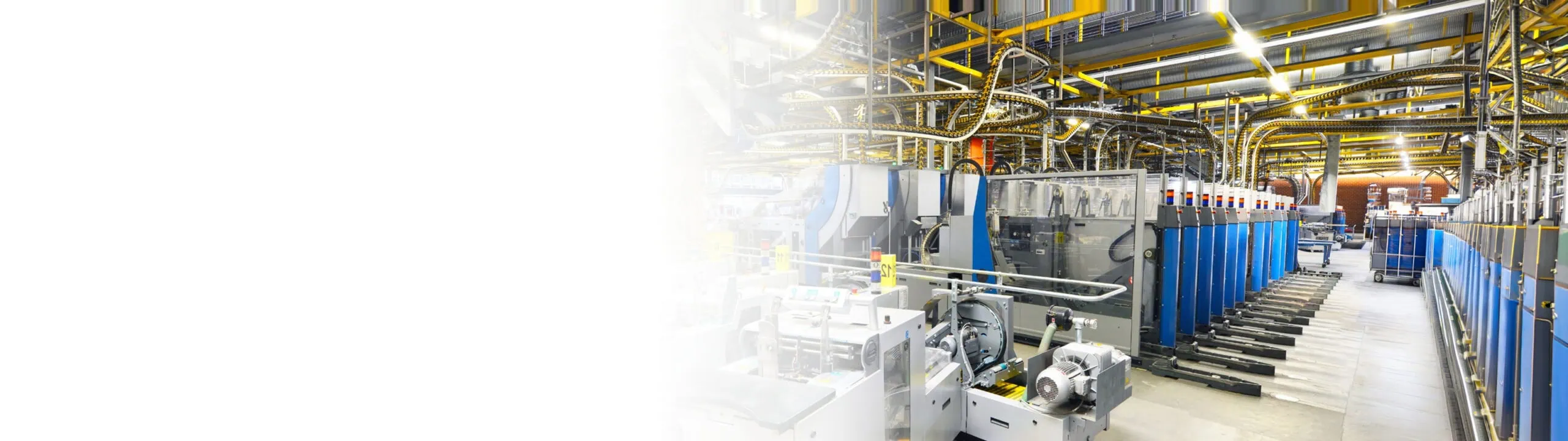 Moderne industrielle Maschinenanlage in einer automatisierten Produktionshalle