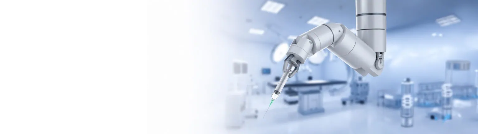 Medizinischer Roboterarm mit Injektionsnadel in moderner klinischer Umgebung
