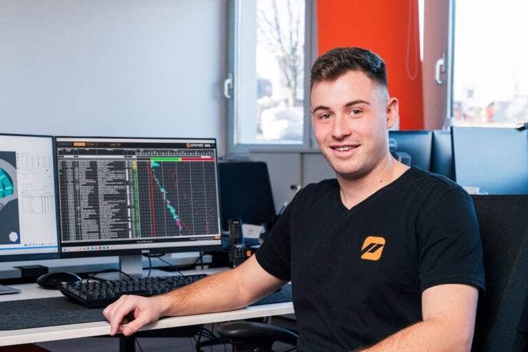 Projektmanager von priomold arbeitet an einem Kundenprojekt.