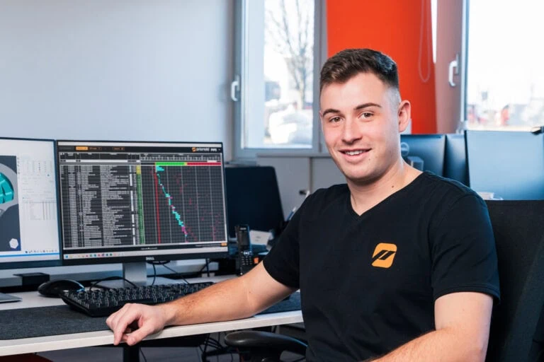 Projektmanager von priomold arbeitet an einem Kundenprojekt.