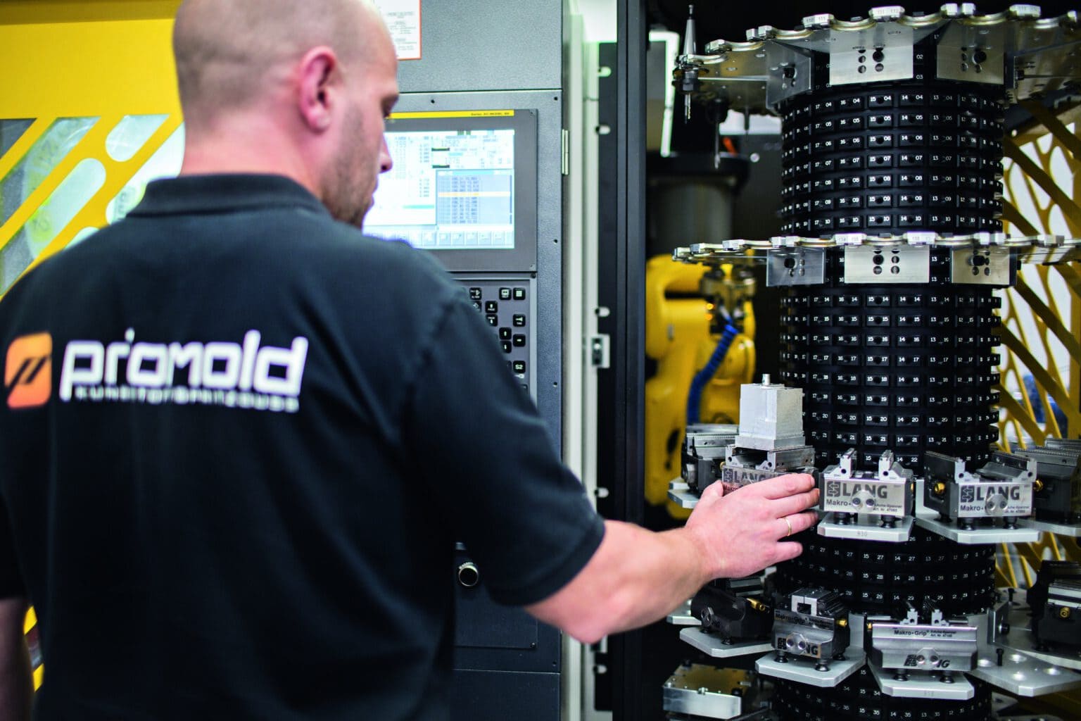 Mitarbeiter von priomold an der automatisierten Werkzeug- und Spannmittelverwaltung