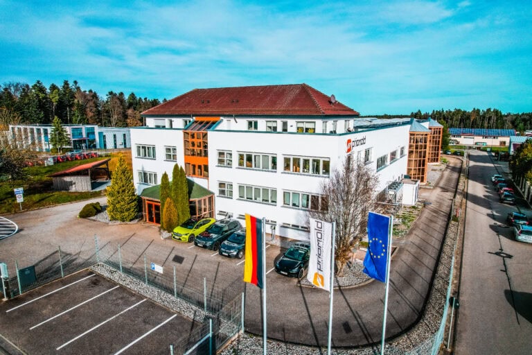 Firmengebäude von priomold in Schömberg als Standort für Kunststoffspritzguss und Werkzeugbau