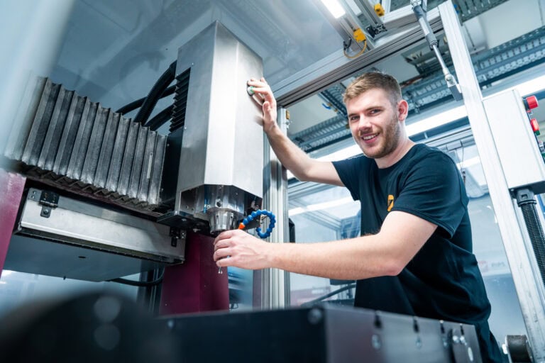 Mitarbeiter an einer CNC-Fräsmaschine im Werkzeugbau für Kunststoffspritzguss bei priomold