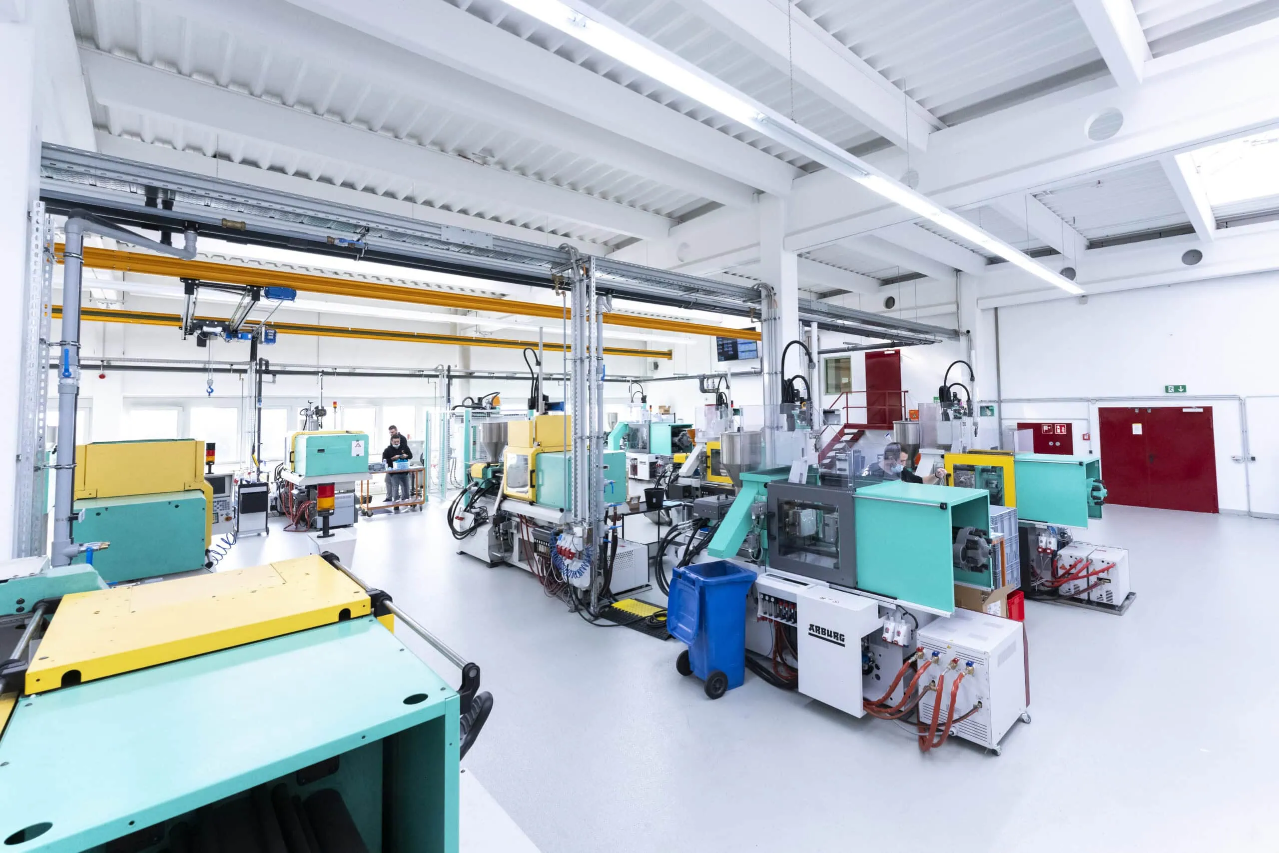 Produktionsbereich mit modernen Spritzgussmaschinen und automatisierten Fertigungsplätzen.